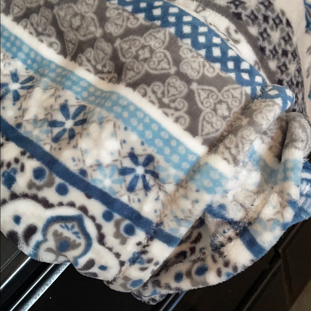 Throw - Picture 3 of 4